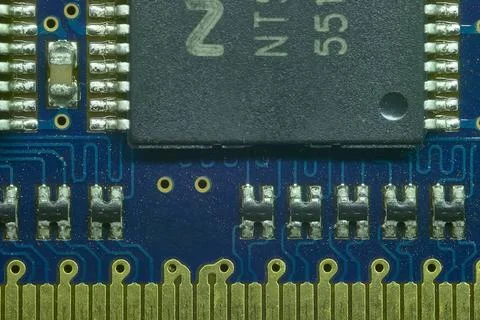  Welding of the pins of a microprocessor to the electronic board in macro ... Foto stock