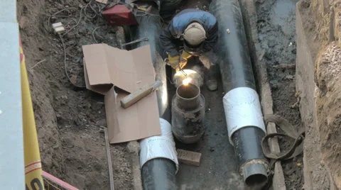 Welding pipe, welder up Vídeo Stock 35699216