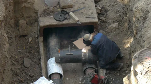 Welding pipe, welder right Video stock 34932840