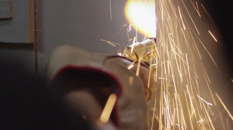 Welding sparks falling out while a worker welding the metal door Vídeo Stock 67554095