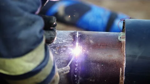 Welding steel pipe on a modern construction site 動画素材 88996556