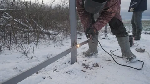 Welding in Winter Constructing and Assembling Structures in Challenging Snowy 스톡 동영상 302113566