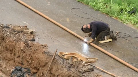 Welding work on the assembly of steel pipe by arc welding 動画素材 158841097