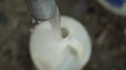Well fill jug Vídeos de archivo 26303319
