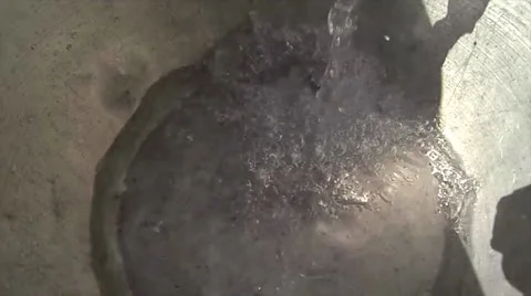Well filling bucket pull out slow motion Vídeo Stock 26303059
