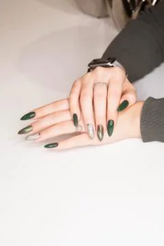 Well-groomed nails after green nail Polish and special treatments in a beauty Foto stock