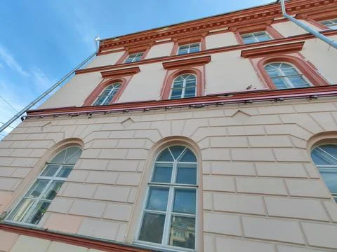 A well-preserved classical building featuring decorative elements and a light Foto stock