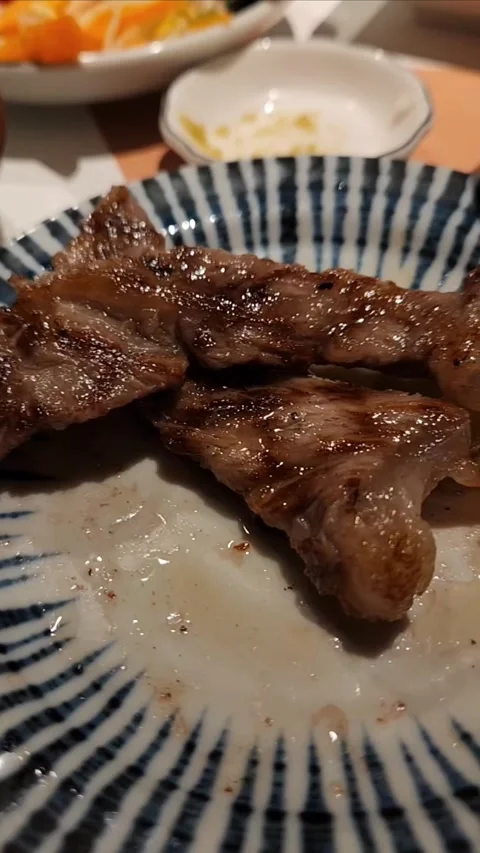 Well-seared, fatty beef steaks Stock-Footage 307272054