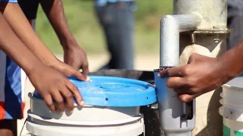 Well sharing water Vídeos de archivo 26303244