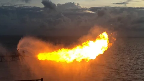Well testing operation (flaring) of an oil and gas drilling rig Video stock 100032675