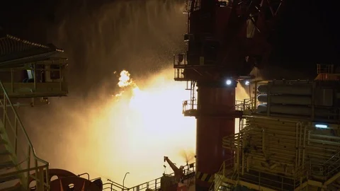 Well testing operation (flaring) of an oil and gas drilling rig at night Video stock 100033546