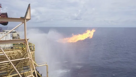 Well testing operation (flaring) of an oil and gas drilling rig Video stock 100033708