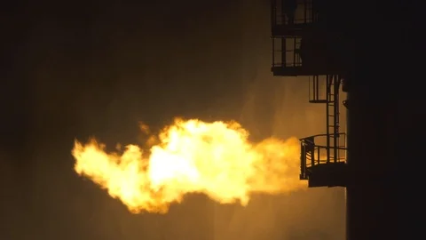Well testing operation (flaring) of an oil and gas drilling rig Video stock 100034476