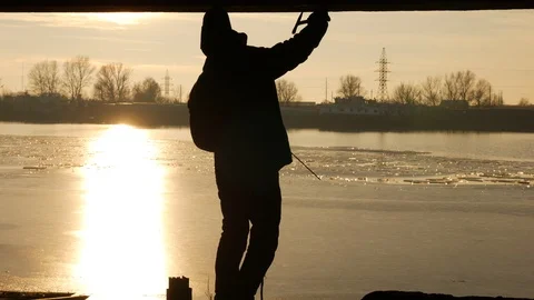 The wellder knocks on the hull of the barge,then he is welding. Video stock 87506511