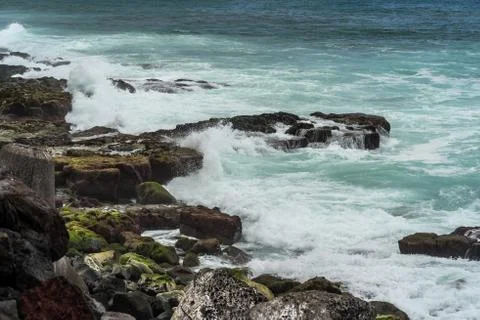 Wellen an der steinküste Stock Photos