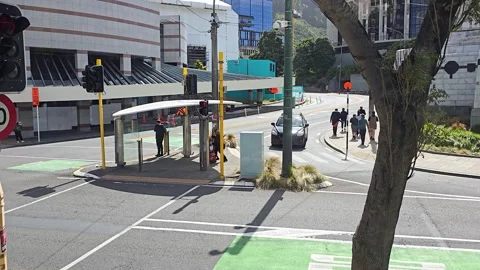 Wellington Parliament precinct intersection, bus shelter, pedestrians, and Vídeo Stock 320760262