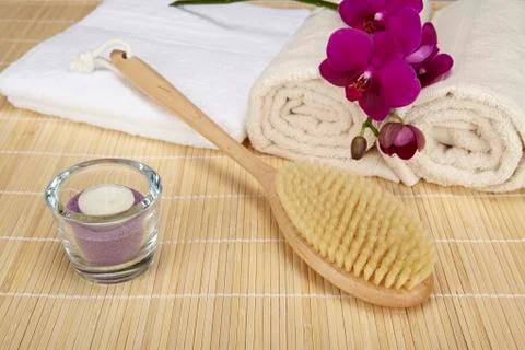 Wellness - bath brush, folded and rolled towels Foto stock
