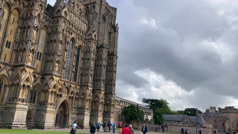 Wells Cathedral Front On A Cloudy Day In Autumn. Vídeo Stock 208481182