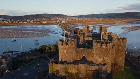 Welsh Flag on Conwy Castle and River Conwy Estuary Drone Aerial 4k 库存影片 304893689