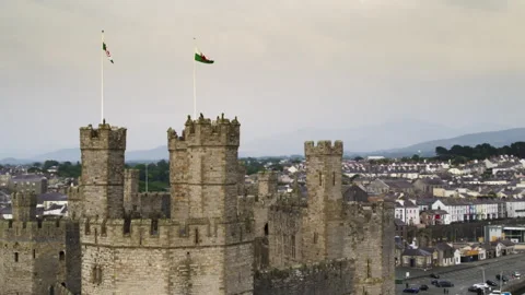 Welsh flag flying over Caernarfon Castle Video stock 336756141