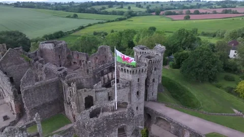Welsh flag over castle ruins in Raglan, Wales (1) 動画素材 277391159