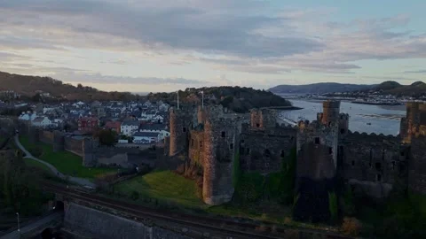Welsh Flags on Conwy Castle, North-Wales Aerial Drone 4K 库存影片 304894713