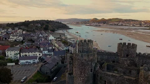 Welsh Flags on Conwy Castle overlooking the River Conwy Estuary, North Wales 库存影片 304894922