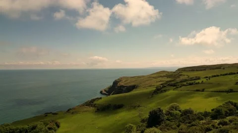 Welsh Mountains meet the sea Vídeos de archivo 196599288