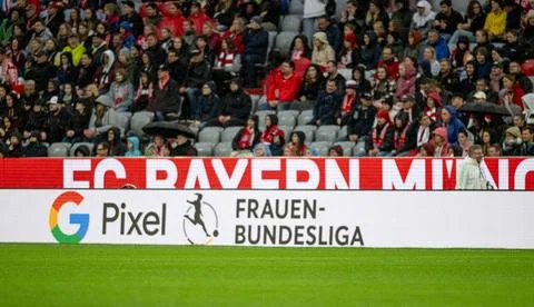  Werbebande mit dem Logo der Google Pixel Frauen Bundesliga. FC Bayern Mue... Foto stock