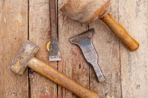 Werkzeugbank eine Werkzeugbank mit Hammer, Knüppel, Eisen und Meißel mit d. Stock Photos
