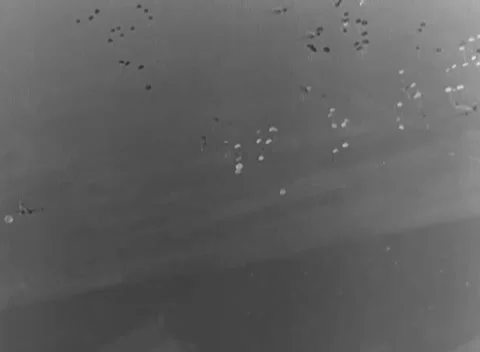 WESEL, GERMANY - 1945: Drop fields — Wesel Rhine crossing parachute descent Vídeos de archivo 347863699
