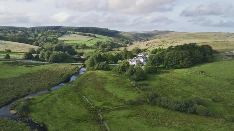 West Dart River over Two Bridges from a drone, Yelverton, Dartmoor National Park 스톡 동영상 283040080