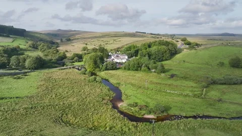 West Dart River over Two Bridges from a drone, Yelverton, Dartmoor National Park Vidéo 283040096