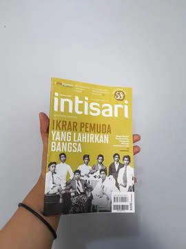 West Java, August 2022. A hand is holding an Intisari magazines. October 2021 Foto stock