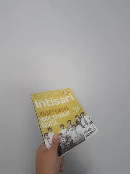 West Java, August 2022. A hand is holding an Intisari magazines. October 2021 Foto stock