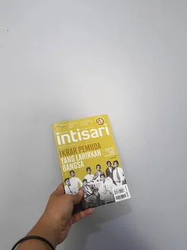 West Java, August 2022. A hand is holding an Intisari magazines. October 2021 Foto stock