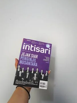 West Java, August 2022. A hand is holding an Intisari magazines December 2021 Foto stock