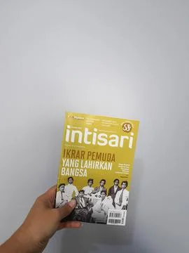 West Java, August 2022. A hand is holding an Intisari magazines. October 2021 Foto stock