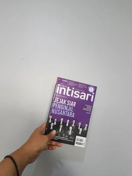 West Java, August 2022. A hand is holding an Intisari magazines December 2021 Stock Photos