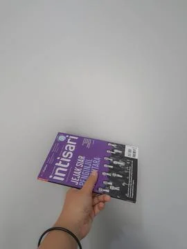 West Java, August 2022. A hand is holding an Intisari magazines December 2021 Stock Photos