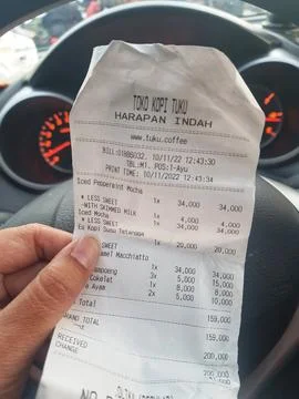 West Java, Indonesia in April 2022. A hand is holding a drink receipt at a .. Stock-Fotos