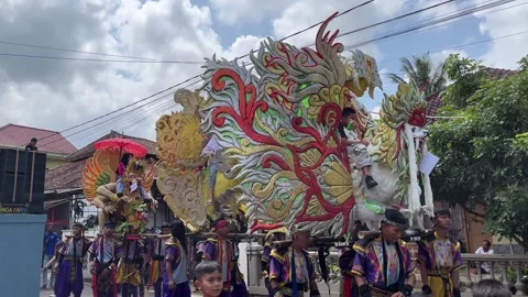 West java, Indonesia - April 26, 2025 : traditional carnival in indonesia Video stock 307691138