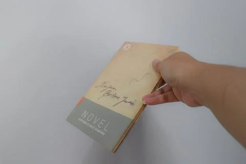 West Java, Indonesia on July 2022. A hand is holding a novel which is very .. Foto stock