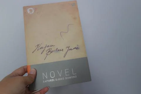 West Java, Indonesia on July 2022. A hand is holding a novel which is very .. Foto stock