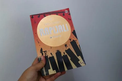 West Java, Indonesia on July 2022. A hand is holding a novel called Rapijal.. Foto stock