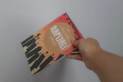 West Java, Indonesia on July 2022. A hand is holding a novel called Rapijal.. Foto stock