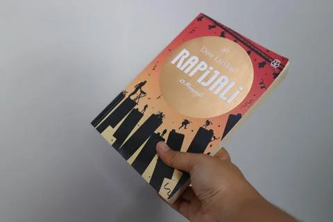 West Java, Indonesia on July 2022. A hand is holding a novel called Rapijal.. Foto stock