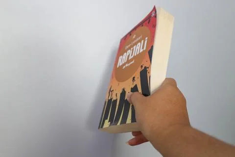West Java, Indonesia on July 2022. A hand is holding a novel called Rapijal.. Foto stock