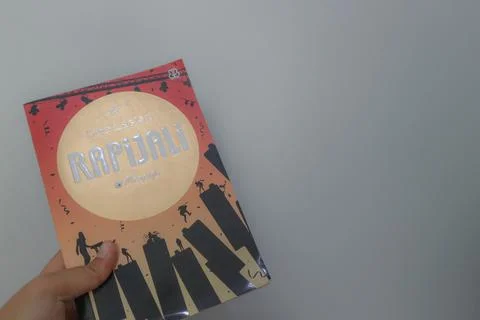 West Java, Indonesia on July 2022. A hand is holding a novel called Rapijal.. Foto stock