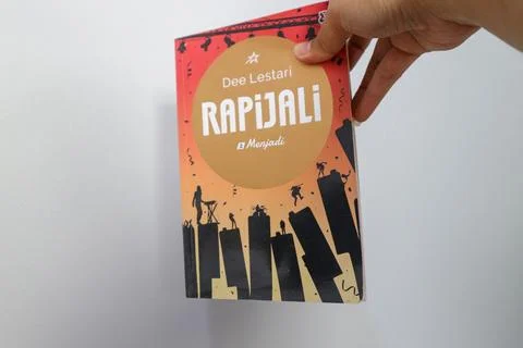 West Java, Indonesia on July 2022. A hand is holding a novel called Rapijal.. Stock-Fotos